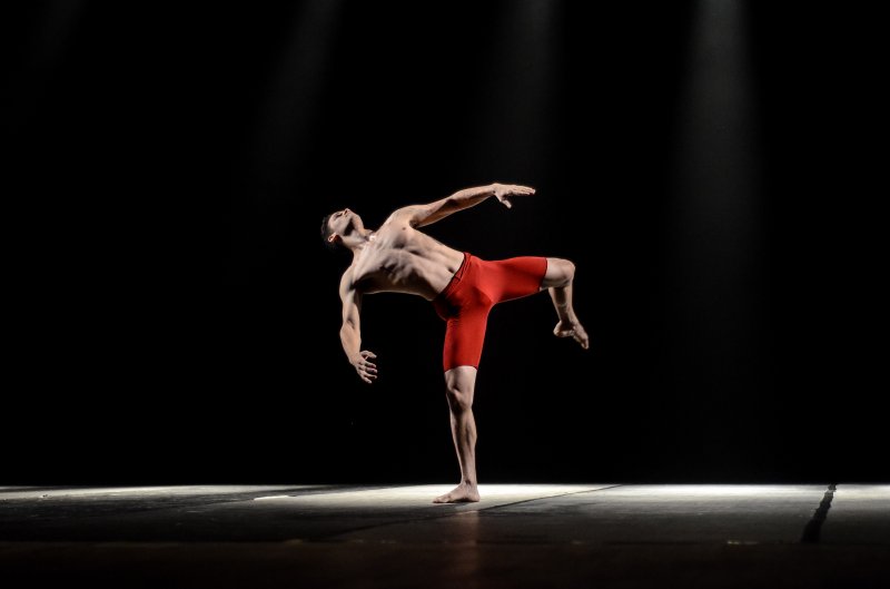 Noite de abertura do Dança Chapecó lotou o Teatro Municipal