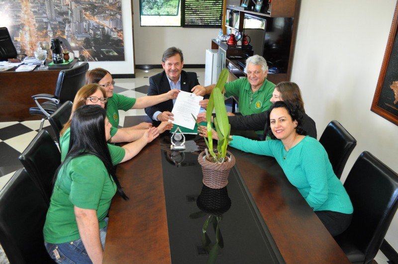 Criada Semana Municipal da Orquídea "Laelia Purpurata"