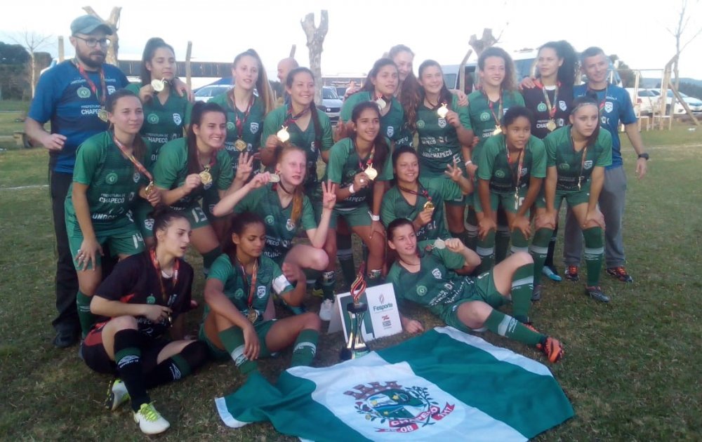 Equipe de futebol feminino brusquense nos Joguinhos Abertos conta