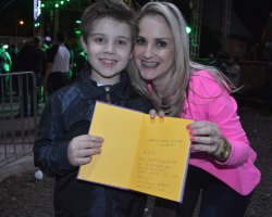 O pequeno Arthur e a m&atilde;e Luciara com o presente que foi entregue a Alok