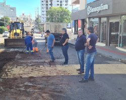 A intenção é manter o estacionamento e alargar a faixa de trânsito. 