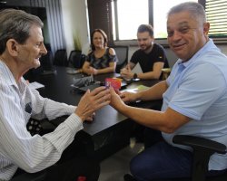 Escultor Enio Griebler recebe carteira de Mestre Artes&atilde;o do prefeito Jo&atilde;o Rodrigues