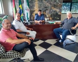 Prefeito em exerc&iacute;cio Valmor Scolari reunido com secret&aacute;rios