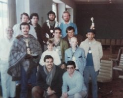 Uma das primeiras competições do clubes de xadrez de Chapecó e Concórdia, com o recém falecido presidente da FCX (federação catarinense ) Desembargador Ledio Rosa (de poncho e troféu )