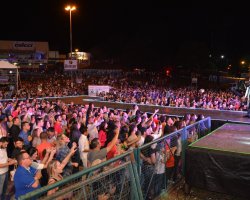 F&atilde;s cantaram os sucessos atemporais junto com a banda