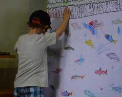 Crian&ccedil;as podem colorir painel