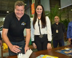 Prefeito carimba selo dos 50 anos da Efapi