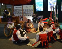 Al&eacute;m de emprestar os livros, Camila tamb&eacute;m realiza a conta&ccedil;&atilde;o de hist&oacute;rias
