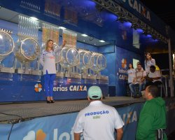 P&uacute;blico acompanha os sorteios