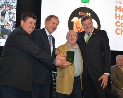 Ex-prefeito Milton Sander recebeu a homenagem