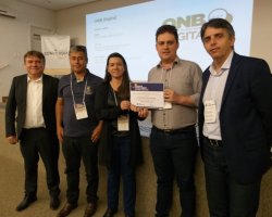 Diretor do F&oacute;rum Cidade Digitais, Jos&eacute; Marinho (esq), equipes do SisHABI e ONB Digital, e o prefeito de Conc&oacute;rdia, Rog&eacute;rio Pacheco (dir).