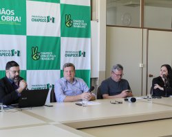 Marcelo Lula (Supercondá), prefeito Luciano Buligon, Fábio Schardong (Rádio Chapecó) e Ana Lucietto (SECOM/PMC)  - Fotos: Luciano da Luz/SECOM