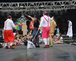 O espetáculo ?Atrupelados? um circo diferente, alegrou a tarde na Concha Acústica