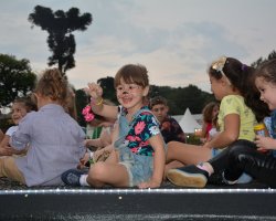 Crianças se divertem no show infantil