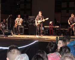  Estação 77 foi a atração local da noite