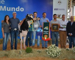 Família Girardi, de Pinhalzinho, comemora a premiação de grande Campeã Fêmea Jovem da raça Holandesa
