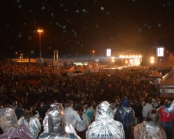 Mesmo com chuva o público permaneceu na Concha Acústica