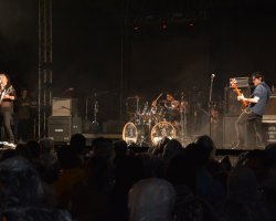 Maquinários apresentou metal cantado em português