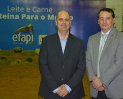 Os jurados oficiais Fl&aacute;vio Junqueira (esquerda) e Edson Luis Kurtz avaliaram juntos a campe&atilde; suprema entre os animais jovens das ra&ccedil;as Holandesa e Jersey