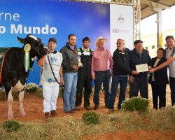 Clair Eloy Dariva, um dos pioneiros da EFAPI, exp&otilde;e h&aacute; 50 anos e recebeu uma homenagem do munic&iacute;pio e do N&uacute;cleo de Criadores de Bovinos de Chapec&oacute;