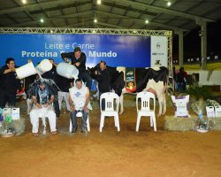 Colaboradores da cabanha de Clair Eloy Dariava levaram o banho de leite em comemora&ccedil;&atilde;o a vit&oacute;ria