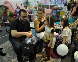 O gerente da ag&ecirc;ncia centro, Claucus Valdameri conduzi o sorteio das quatro poupan&ccedil;as no valor de R$ 100 reais