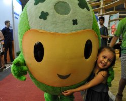 Crian&ccedil;as aproveitaram para conhecer o Poupedi, mascote do Sicredi na Efapi 2017