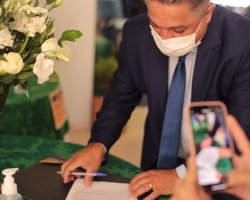 Prefeito de Chapec&oacute;, Jo&atilde;o Rodrigues, assina decreto com novas regras de funcionamento do com&eacute;rcio, pra&ccedil;as e transporte coletivo