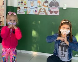 Valentina e Cecília mostrando duas formas de cumprimentar- Coração e Kin lai