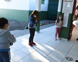 Turma fazendo o gesto "Namastê"