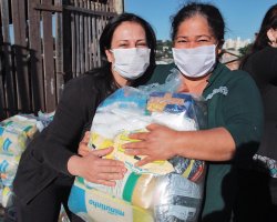 Geni Carvalho recebeu a cestas das mãos da primeira dama