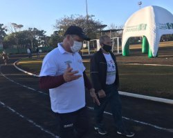 Professor Andr&eacute; orienta Sebasti&atilde;o Amorim