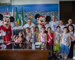 Gêmeos Yago e Yehudi, ao lado da secretária Elisiani Sanches