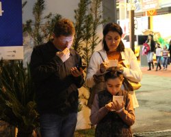 Fam&iacute;lias re&uacute;nem-se para conferir os resultados