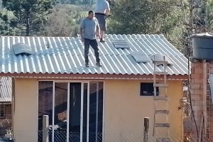 Administra&ccedil;&atilde;o Municipal distribuiu 28 mil telhas para 1,2 mil fam&iacute;lias do Bormann