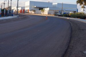 Ruas do Distrito Industrial recebem asfalto