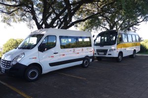 Prefeitura entrega ve&iacute;culos &agrave; APAE