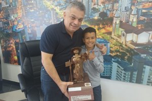 Aluno de escola municipal entrega maquete do monumento O Desbravador para o prefeito