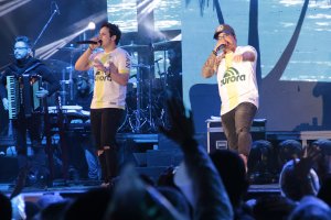 P&uacute;blico canta os sucessos com a dupla Matheus & Kauan