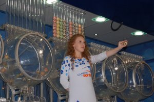 Caminh&atilde;o da Sorte realiza sorteios da Lotof&aacute;cil e Mega-Sena