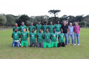 Time Chapec&oacute; de imigrantes recebe uniformes