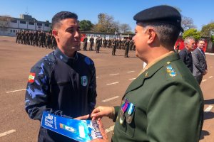 Comando da Guarda Municipal de Chapec&oacute; recebe diploma do Ex&eacute;rcito