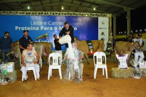 Banho de leite encerra Torneio Leiteiro da EFAPI