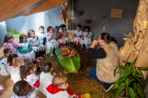 Crian&ccedil;as do CEIM Juliana Sive Pommerening pesquisam a vida na pr&eacute;-hist&oacute;ria
