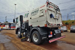 Chapec&oacute; amplia limpeza de ruas com mais funcion&aacute;rios e caminh&atilde;o varredeira