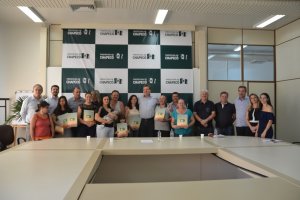 Prefeitura entrega escrituras de Regulariza&ccedil;&atilde;o Fundi&aacute;ria