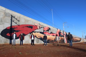 Elevado ganha vida com arte urbana de artistas