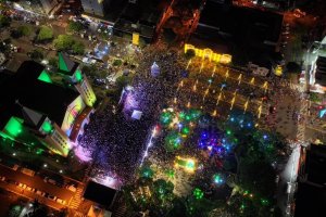 Luzes e decora&ccedil;&otilde;es natalinas permanecer&atilde;o at&eacute; fim do m&ecirc;s