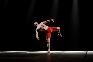 Noite de abertura do Dan&ccedil;a Chapec&oacute; lotou o Teatro Municipal