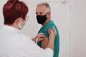 Chapecó já vacinou metade da população adulta